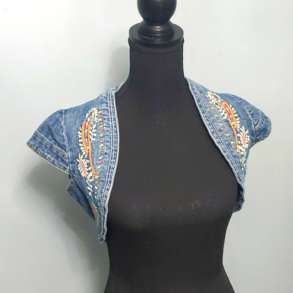 Gadzooks embroidered cropped shrug size S